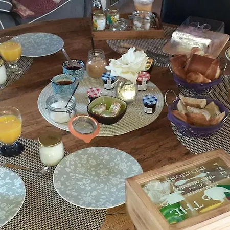 Les Trois Glycines Bed & Breakfast *